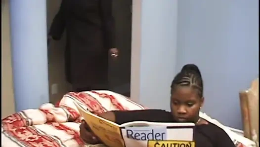 Зрелая толстушка дама чернокожая обаяние приглашает молодую пухлую красотку-красотку повеселиться с двусторонним дилдо