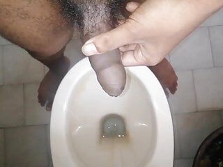 Чорний азіатський жорсткий член торкається у ванній кімнаті після обіду