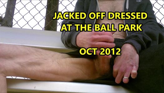 2012年10月ボールパークで服を着てジャックオフ