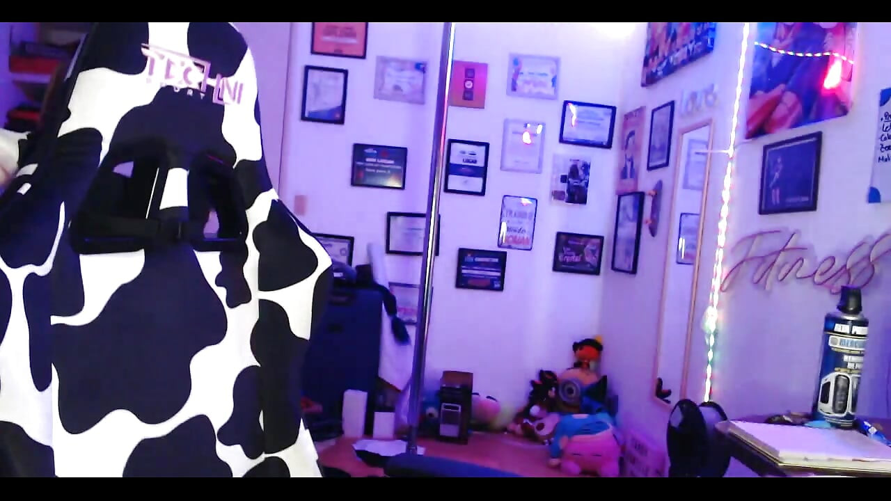 私のコスプレはもっと辛くなりました!