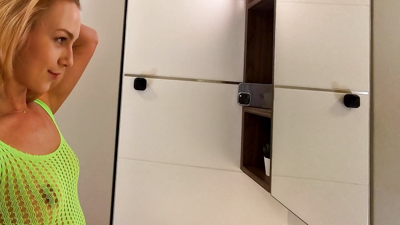 Raver lány jön az EDM Zenei Fesztiválról, hogy megváltoztassa ribanc ruháját úgy, hogy leveszi, hogy szőrös puncit és meztelen seggét villantsa