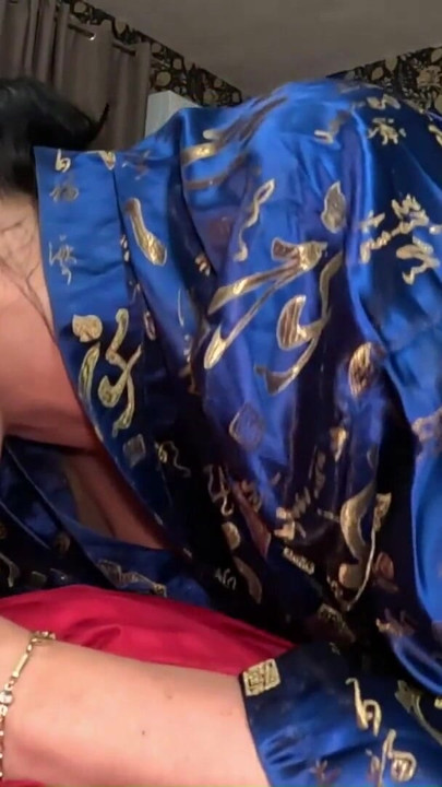 Geisha fantasy dâm đãng. Satin robe trêu chọc, năng lượng miệng bẩn thỉu và kết thúc satin lộn xộn | Clip 2