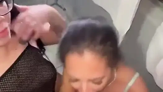 Zenci adam iki yaramaz beyaz kızı kılsız sikiyor