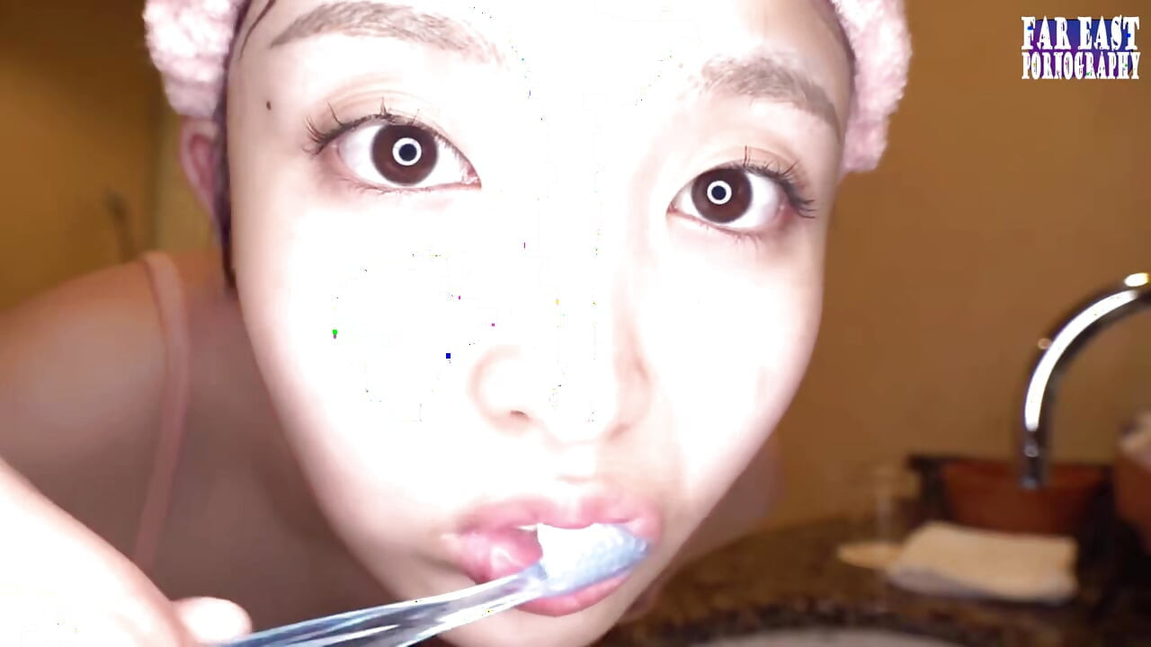 Beso de crema pasea con una provocación en la boca saboreando cada fase de remolino caliente 3