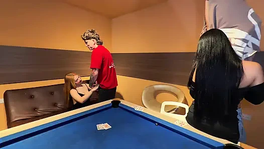 Permainan kartu antara teman-teman yang berakhir liar banget - SPACE PRODUCTIONS