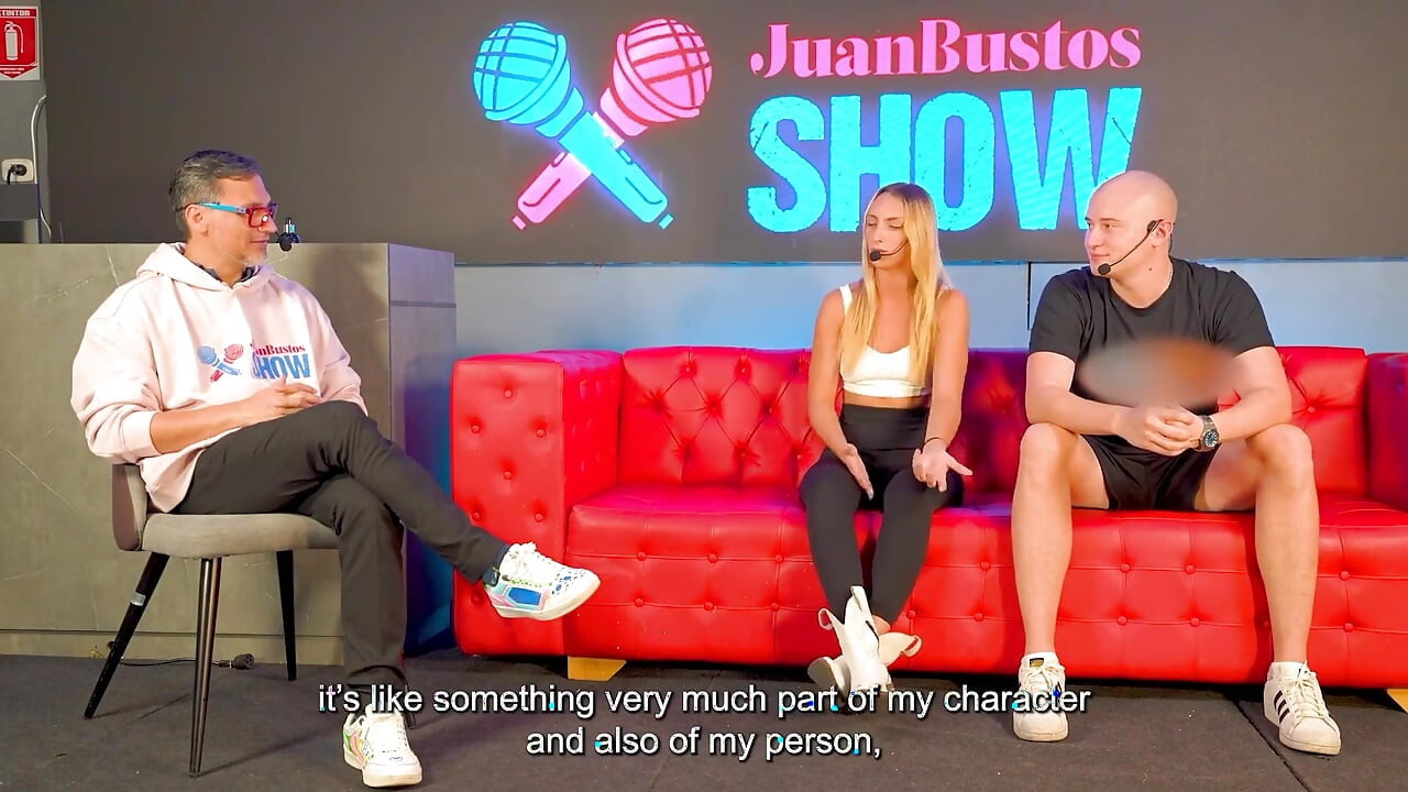 Argetina Babydoll jeździ na Masywnym kutasie Cofla w nocnym klubie w Medellín