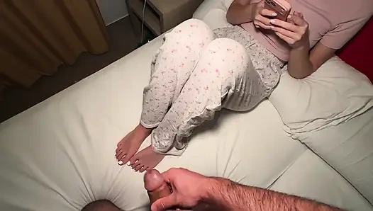 Üvey kız kardeş Mia reels'i kaydırıyor ama beyaz tırnaklarının ayaklarına boşalmama izin ver