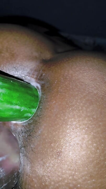 Pooja把一個瓶子塞進妻子的屄裡，把黃瓜插進她的屁眼，屄和屁眼爆炸了。