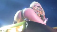 Miley Cyrus Bangerz, тур 2014 - пощечина, задница попки