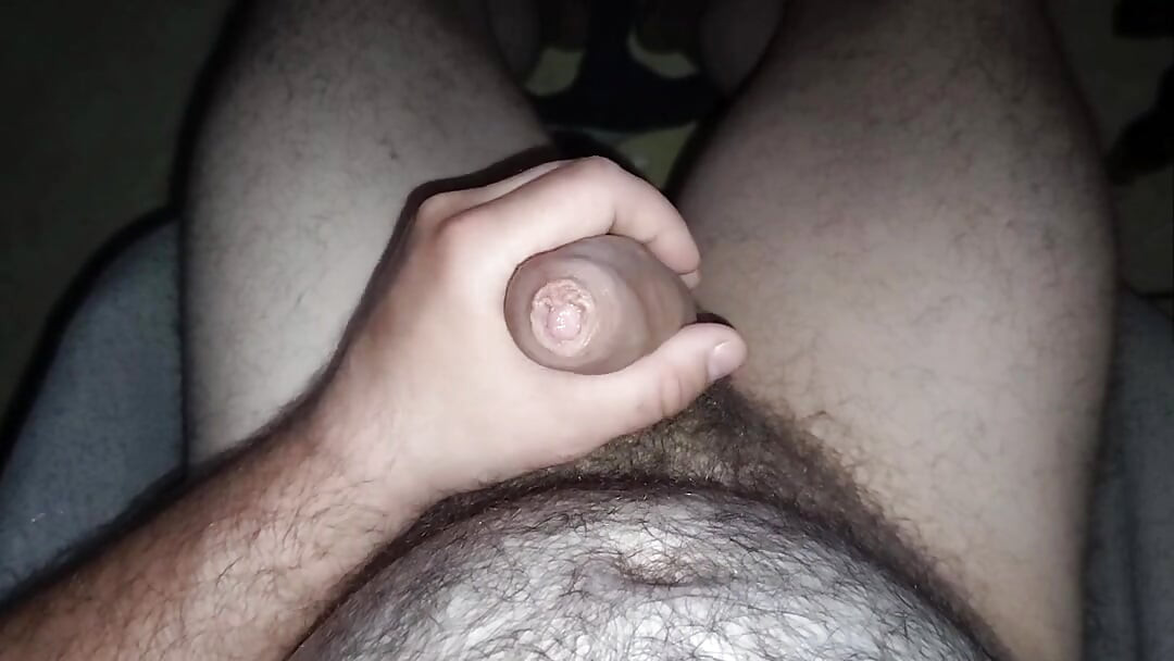 Gay gemuk berbulu yang belum disunat masturbasi dan muncrat
