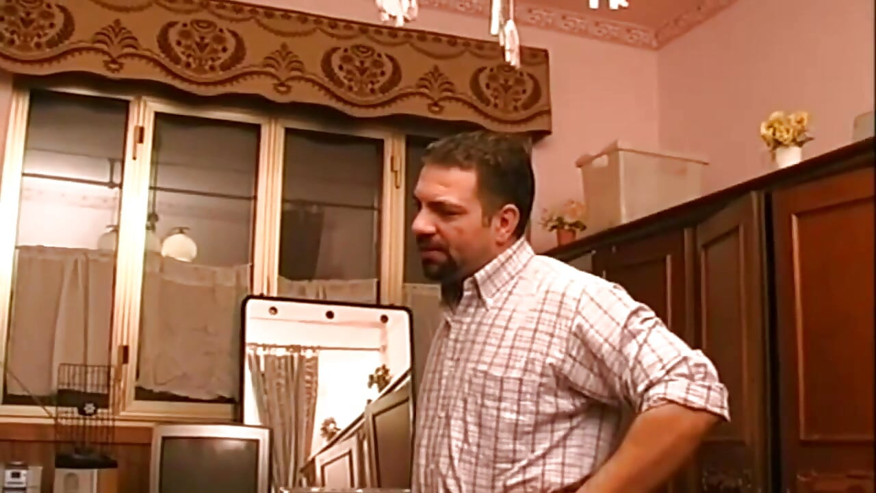 Ovaj oženjeni muškarac ponekad voli pojebati crnog transvestita