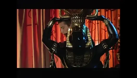 Junge pharaonin schlampen arsch gefickt und in den mund in orgie mit großen schwänzen gespritzt