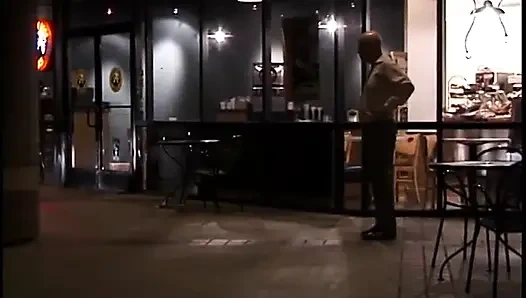 Cewek cantik Asia ngangkang supaya kakek bisa ngentot memeknya yang ditindik