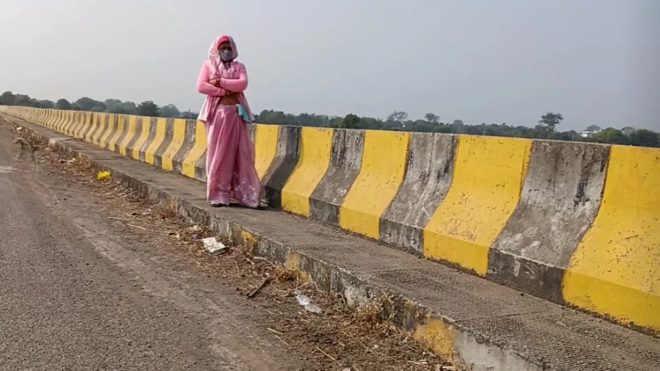Sister-in-law is walking on the bridge by the roadside, getting down on the shore, sister-in-law started taking her clothes from the toilet and fingering her pussy.