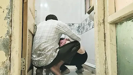 Indian Bhabhi ko Bathroom me Choda / Indian bhabhi sex in bathroom