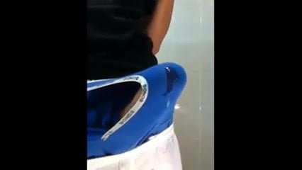 手を差し伸べない