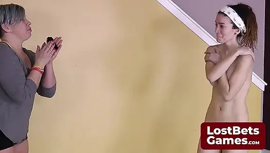 Стриптиз толстушка сохраняет настроение легкое и смешное