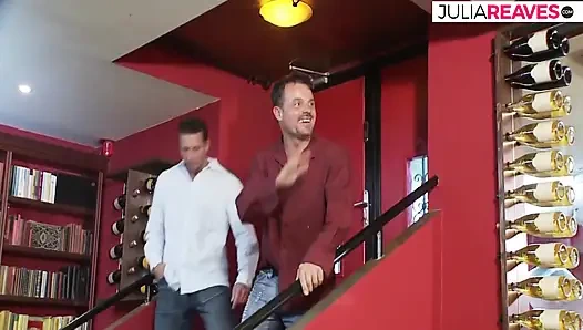 Возбужденные девушки сосут и трахаются с огромными членами до камшотов в горячей оргии