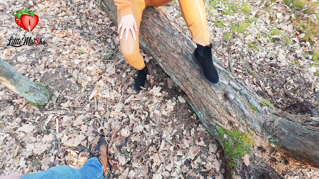 Eine dünne, süße Rothaarige, die ich durch Zufall im Wald getroffen habe, melkte meine eier und schwanz trocken. Sie hat dabei auch mein arschloch geleckt.