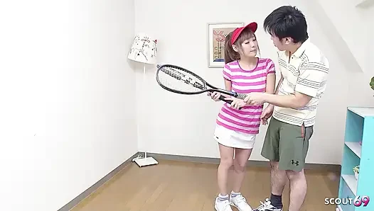 Junge schlanke Japanerin mit großen natürlichen Titten vom Trainer gefickt