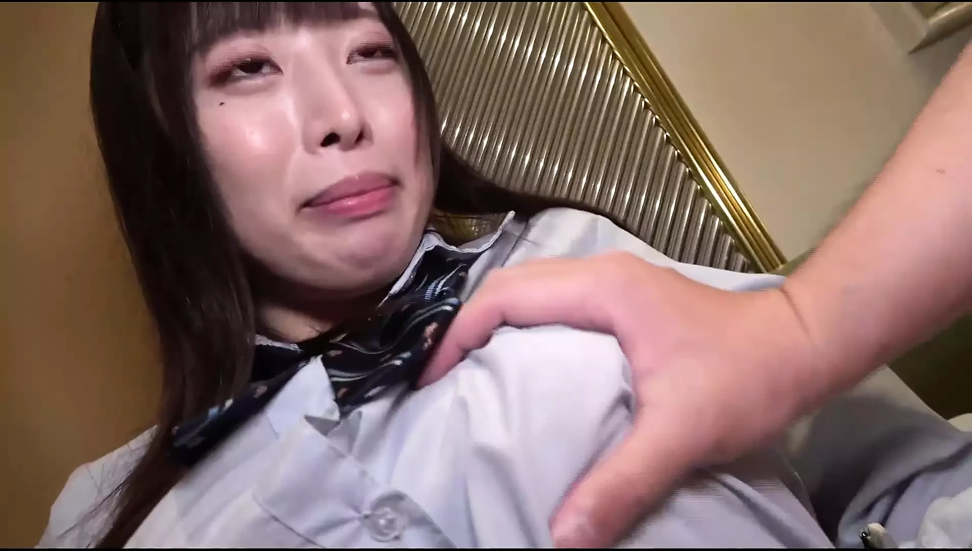 パコ撮りNo.81  軽い前戯で簡単にマ ン●を濡 らしたJ●に「ゴム着けよ うよ…」と懇願され分か ったと嘘を付き油断したところで 生挿入！イキそうと告げ首 をめっちゃ横に振ってたけど 連続中出しした！