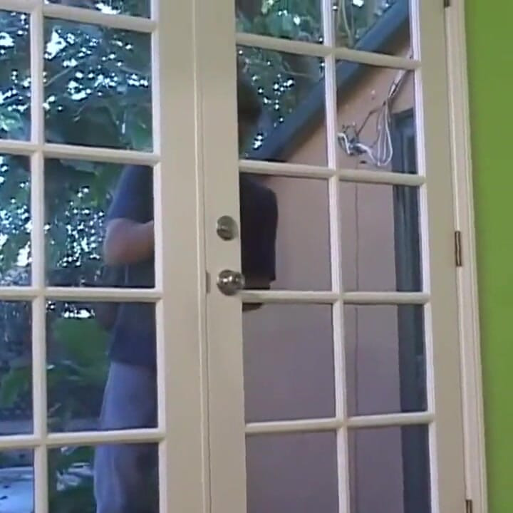 Zakar berbulu dalam blonde bertatu seksi.