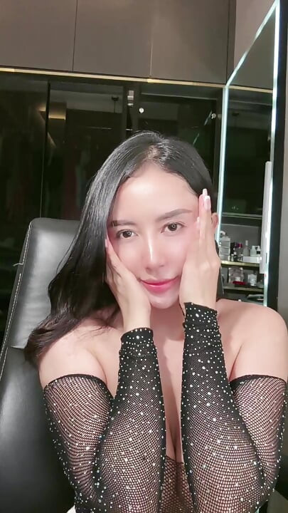 MỘT CHAI RƯỢU VANG ĐƯỢC NGHÈN VỚI MỘT CHAI RƯỢU VANG