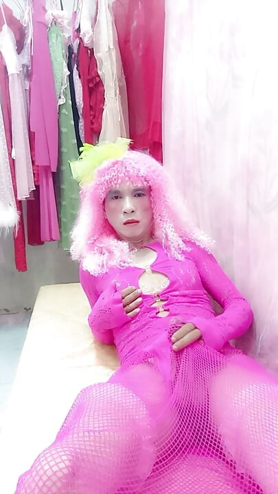 Oanh Le transgender luciendo un vestido sexy para tomarse una selfie