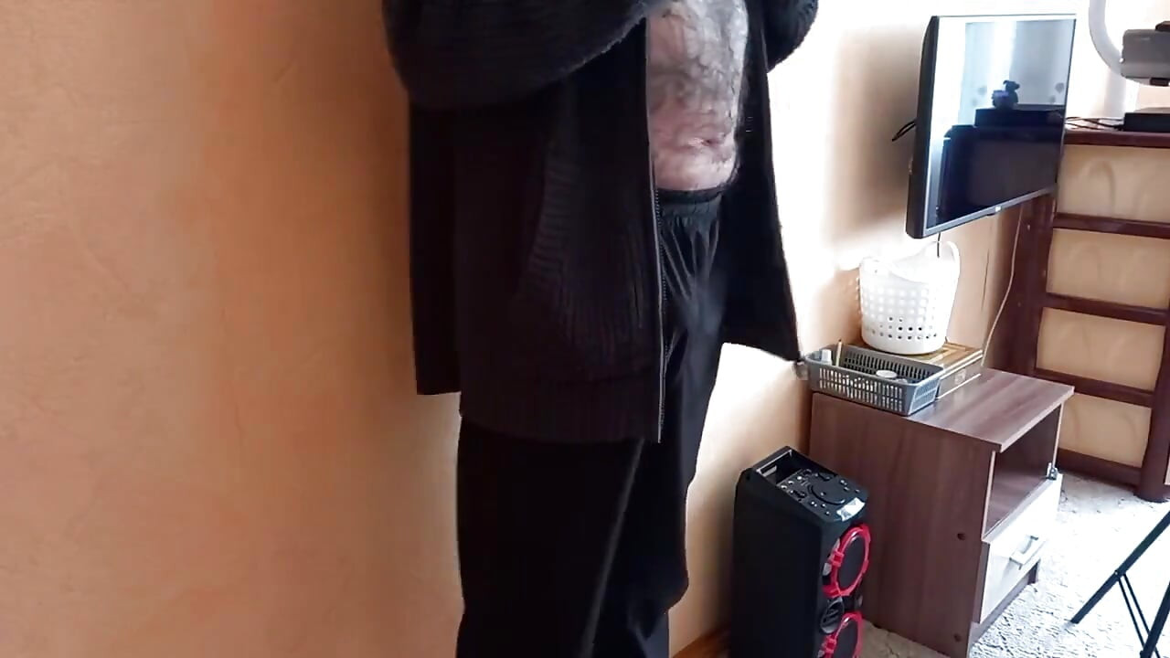 Styvmamma rycker av min kuk och tar av morgonboneren