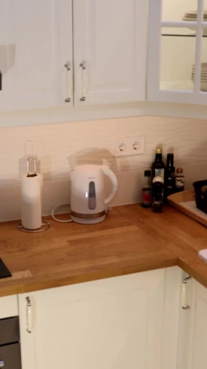 Kaakneukend moment van "Super hete grote tieten mooie sexy latina in de keuken bereidt koffie met een backless keukenschort"