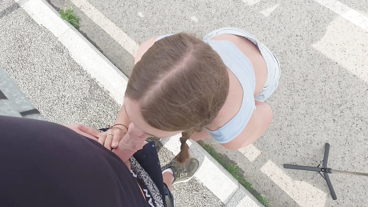 Atrapado teniendo sexo en la carretera, mamada al aire libre y sexo