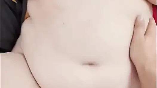 Aku menggulir ponselku saat dia baru saja masuk dan ngentot aku sampai crot di dalam