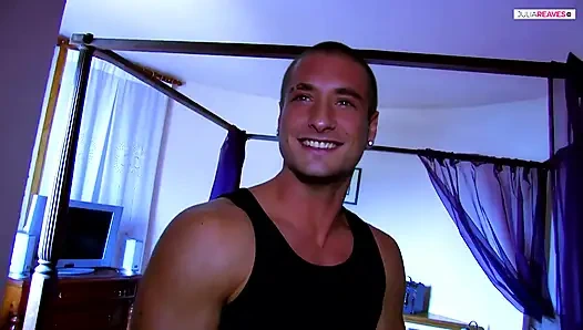 Горячая шлюшка глотает хуище, затем трахается на обе дырки до камшота