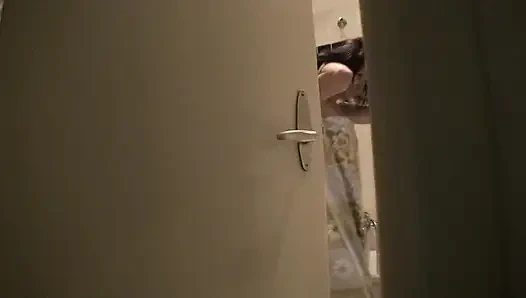 Sexy brünettes teen duscht