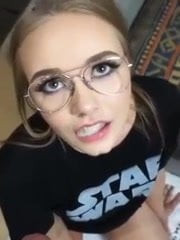 Sexy Schätzchen mit Brille schluckt eine schöne Ladung Sperma