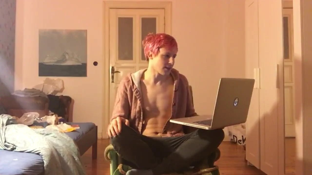 Twink está sempre com fome de pau cru