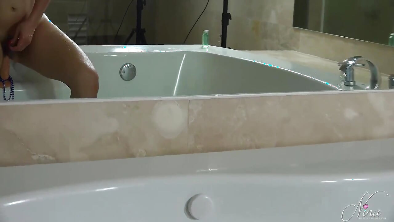 Trans s velikim sisama Nina Stronghold obožava se igrati s markerima
