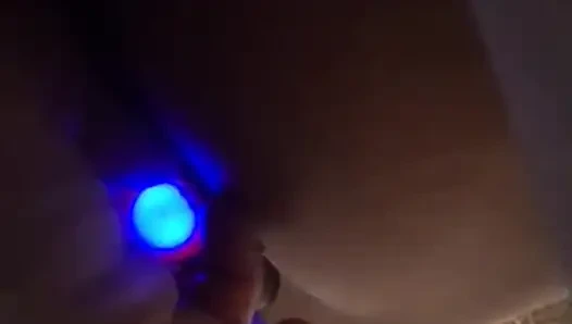 Большой хуй глубоко в текущей мокрой киске