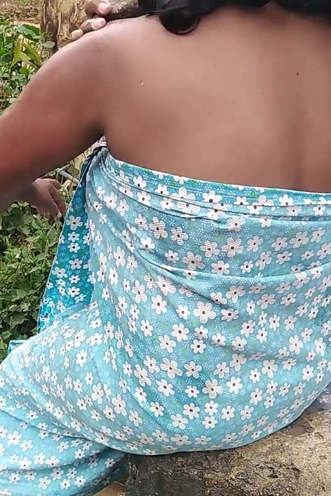 Desi Indian MILF Show Her Amazing Big Boobs and Pussy While She Bathing