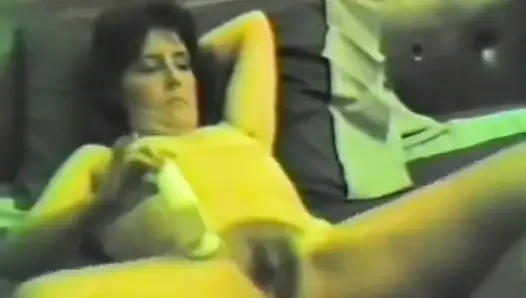 Azgın bir esmer iki dildoyla mastürbasyon yapıyor