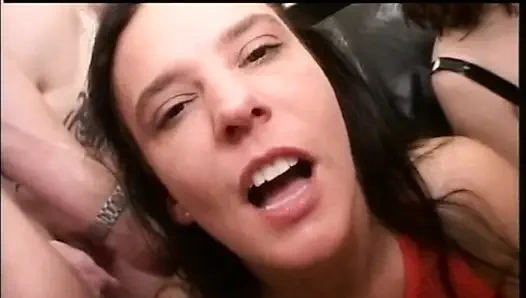 Tante seksi dengan memek berbulu di-bukkake sama kontol besar