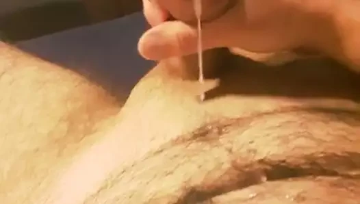 年轻人射出巨大的负荷
