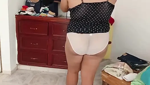 Tombul kız odayı topluyor ve kıyafetlerini katlıyor