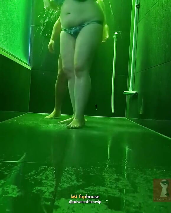 Người hâm mộ 18 tuổi phát hiện tôi tại spa công cộng và lấp đầy tôi trong bồn tắm nước nóng