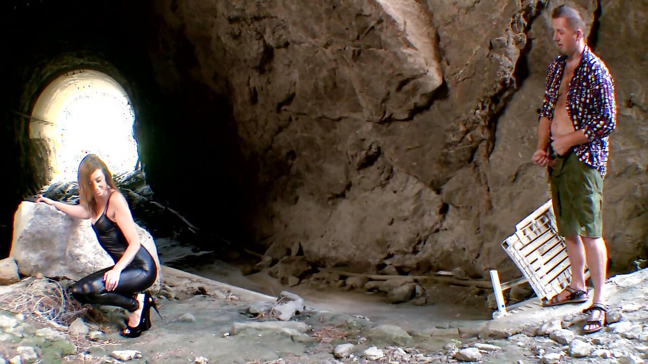 Esmer fahişe açık havada götten sikiliyor