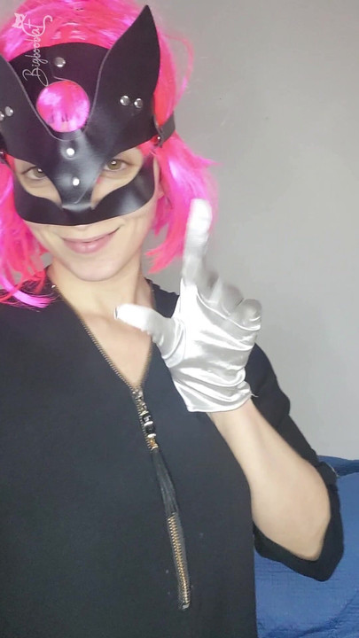 Παρατηρήστε την παθιασμένη αυτοϊκανοποίησή μου με μια μάσκα γατούλας και μεγάλα βυζιά