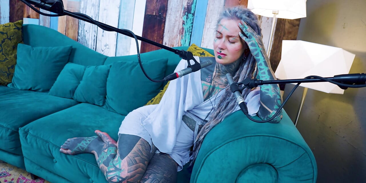 Je parle de U - mal à l’aise - ASMR podcast SFW parler goth maigre fille dreadlocks tatouage modèle tatoué fille encrée