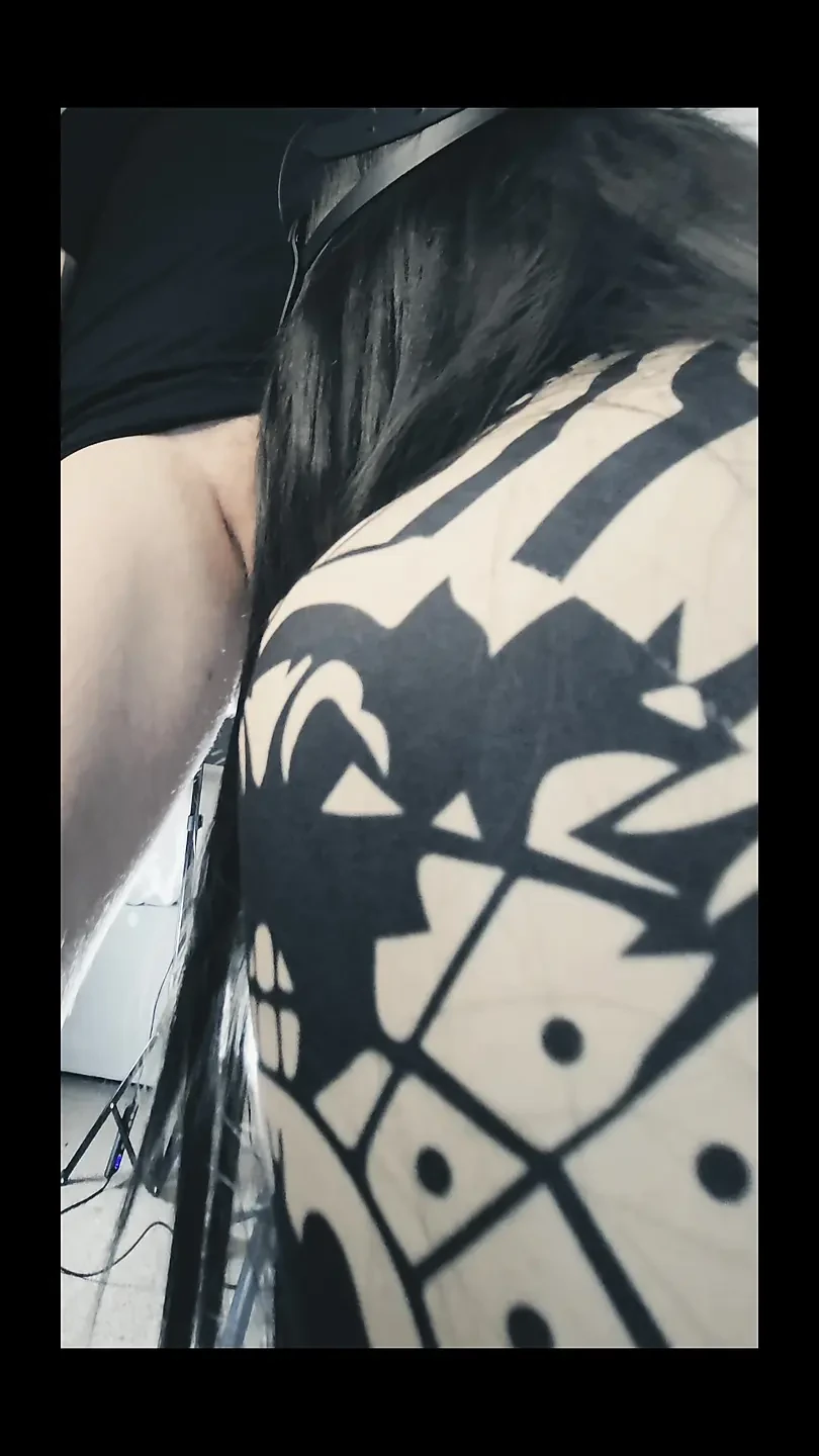 Varajuća žena gospođa Noir jebe muževljevog prijatelja i snima pov veliki beli kurac kako svršava u njenu dlakavu usku pičku