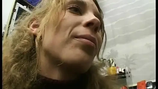 Kıvırcık saçlı sarışın kıllı amını parmaklatıyor