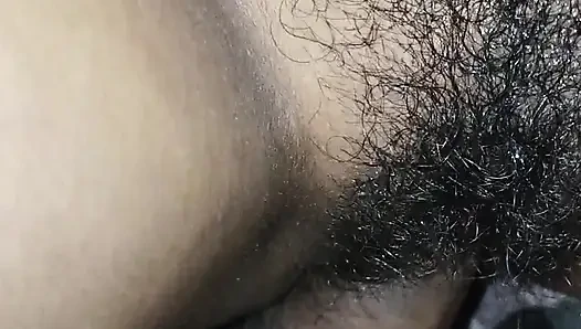 Video cantik menggambarkan ikatan cinta dan perhatian yang dibagikan antara suami dan istri. Ini menyoroti kepercayaan mereka yang dalam, bersama